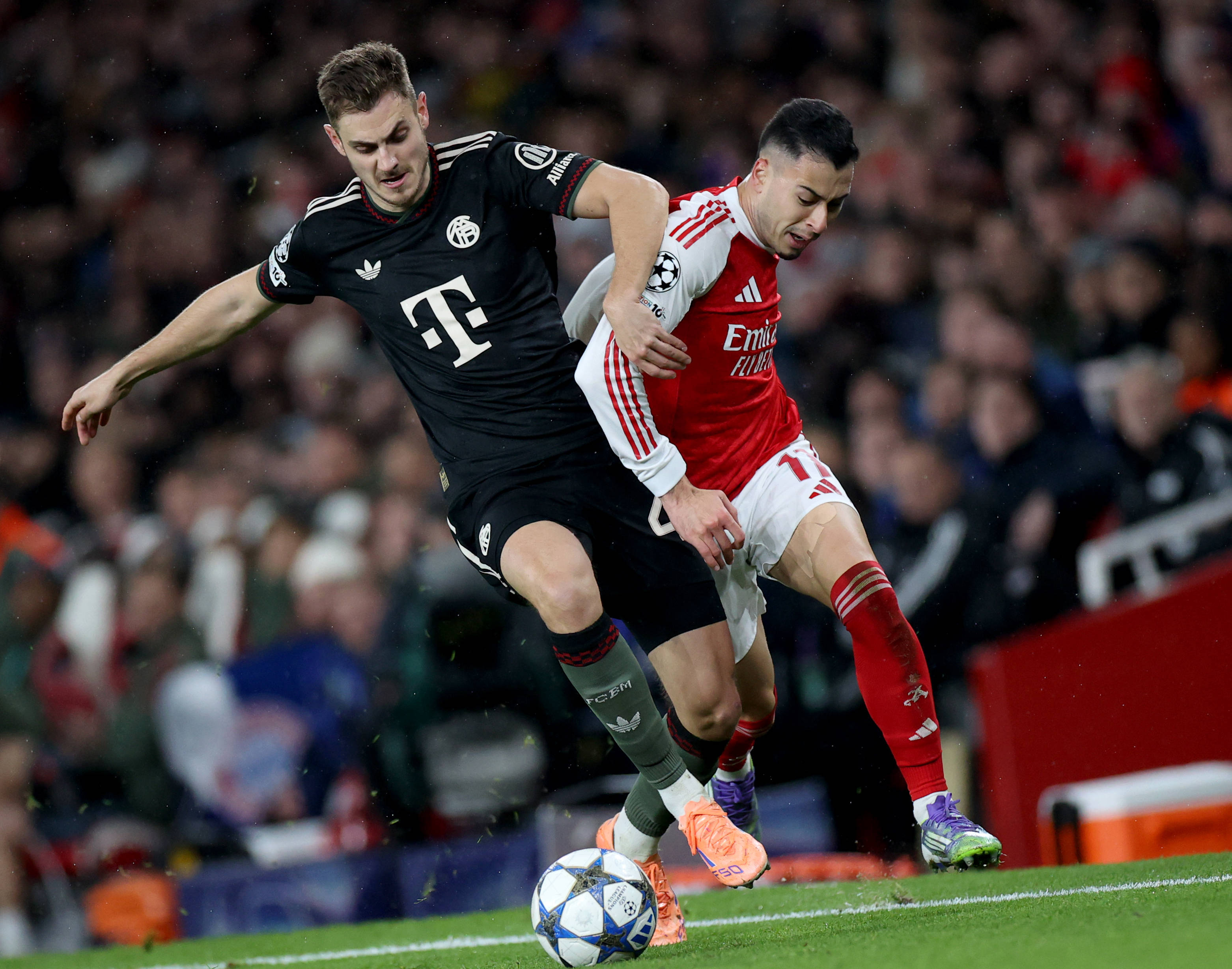 梅西职业生涯获得13座联赛冠军：西甲10冠、法甲2冠、美职联1冠