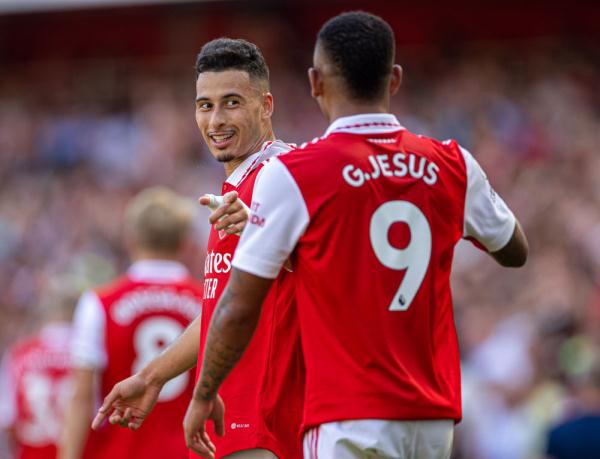 莱奥头发被拽找阿切尔比理论，后者：敢再指我就掰断你手指头