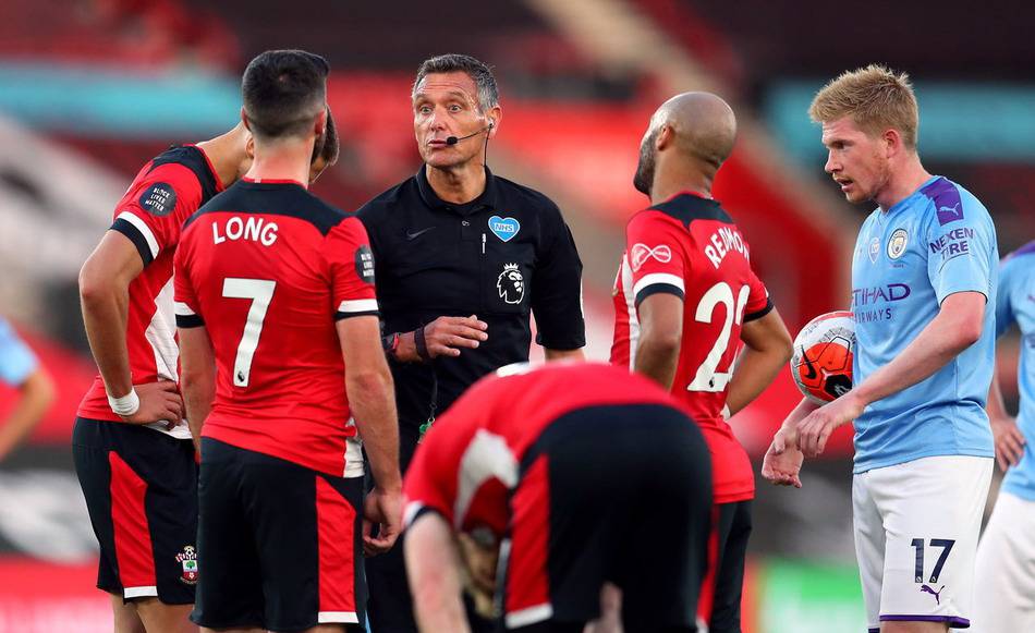 拜仁连续18场联赛每场都至少进两球，距德甲纪录只差两场（拜仁已18轮联赛场场至少两球，距离德甲纪录仅差两场）