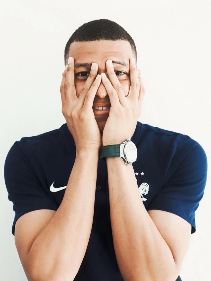 U22国足战韩国首发与负越南相比仅更换门将，王博豪继续出任中锋（U22国足对阵韩国首发沿用负越南阵容，仅门将调整，王博豪继续担任中锋）